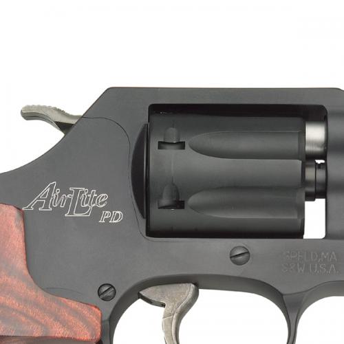 Revolver Smith & Wesson modelo 351PD, calibre .22Magnum, capacidad 7Rd.
