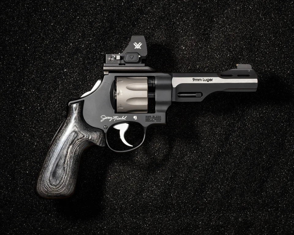 Revolver Smith & Wesson, modelo 327 Performance Center (Jerry Miculek), calibre 9MM, capacidad 8rd
