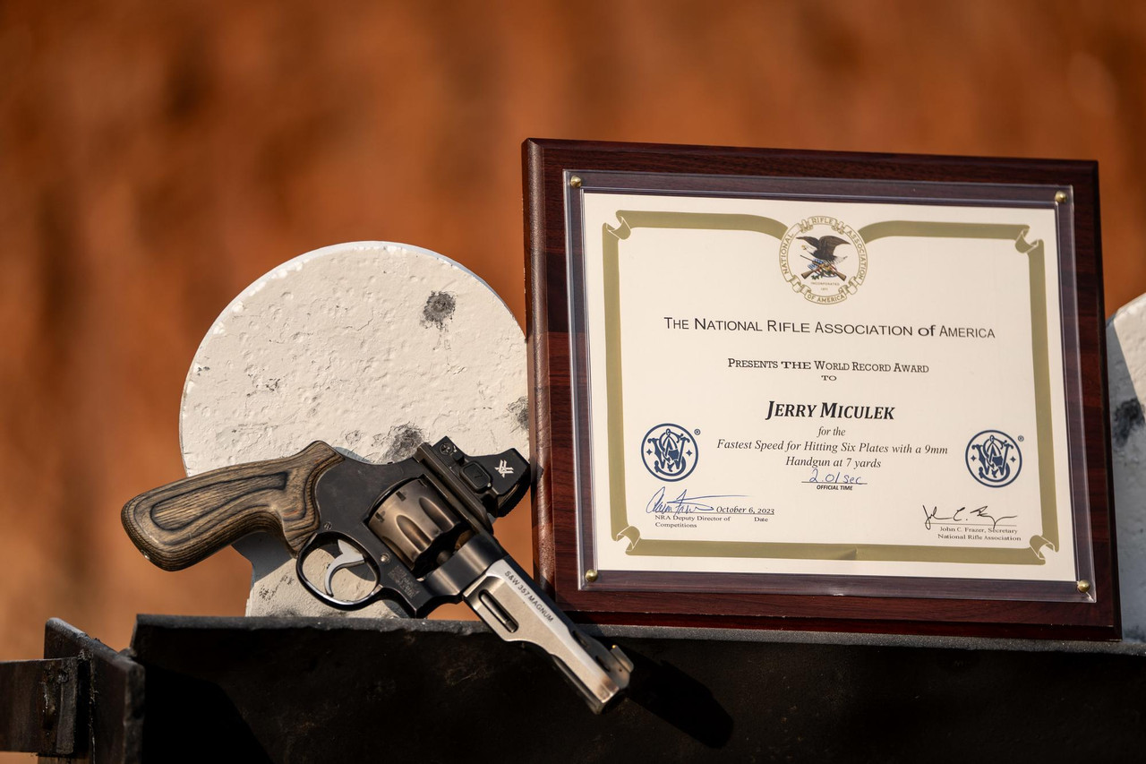 Revolver Smith & Wesson, modelo 327 Performance Center (Jerry Miculek), calibre 9MM, capacidad 8rd